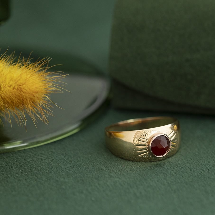 Vintage gold ring with carnelian, 14 kt