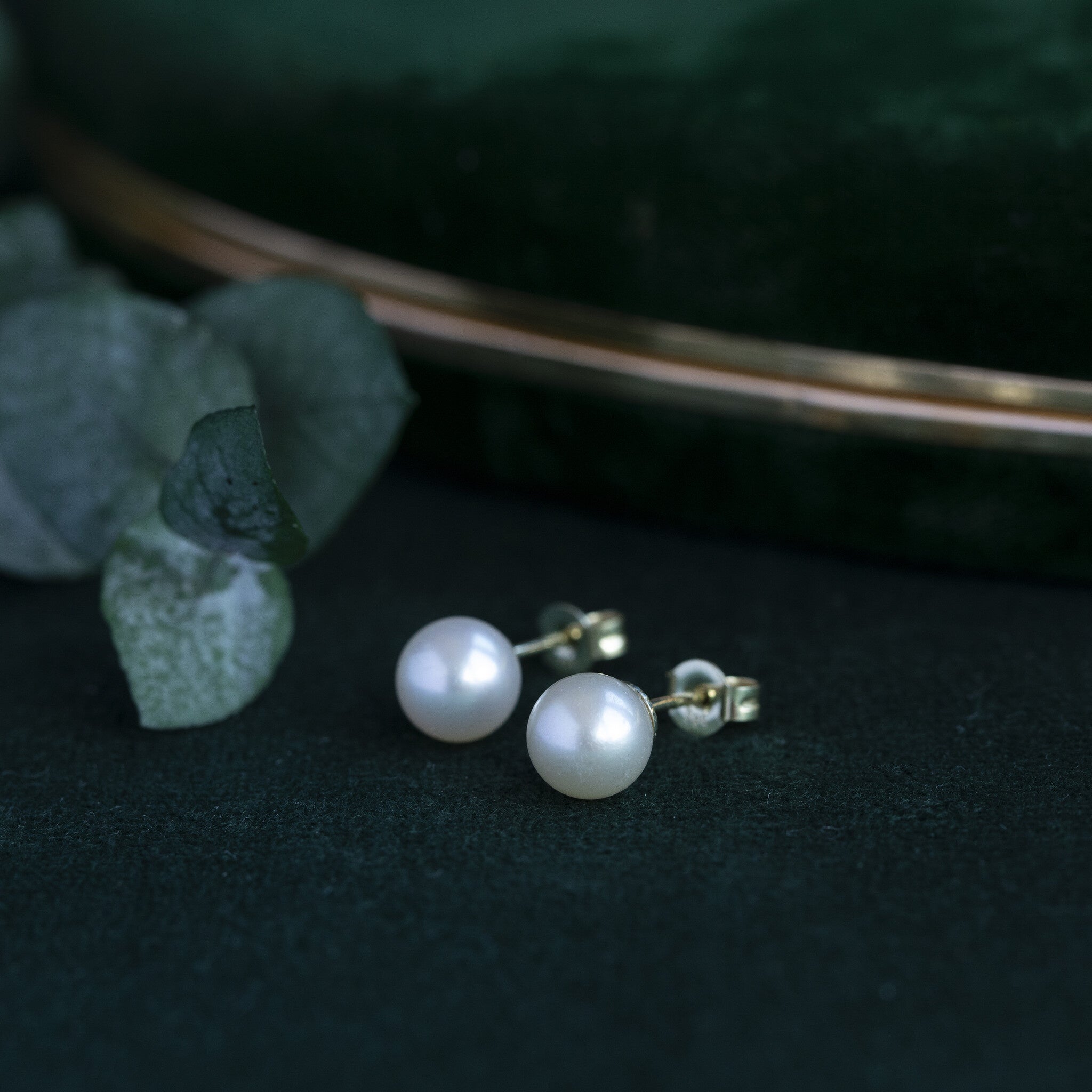 14 kt gold pearl stud earrings