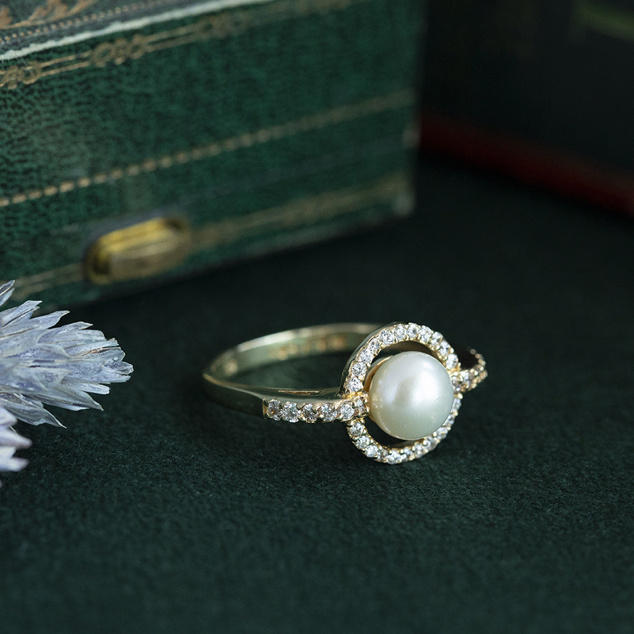 Gold vintage entourage ring with pearl and zirconia 14 kt