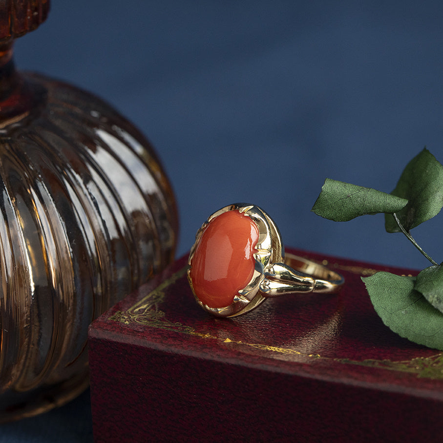 Gold vintage ring with blood coral 14 kt