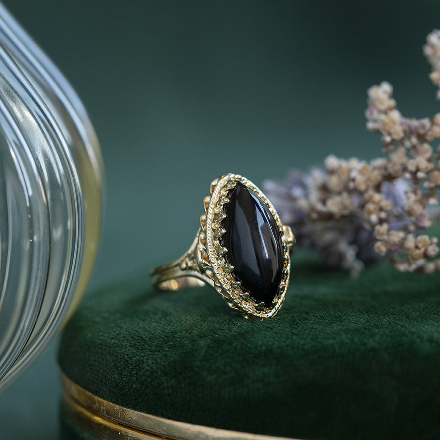Vintage ring with onyx, 12 kt