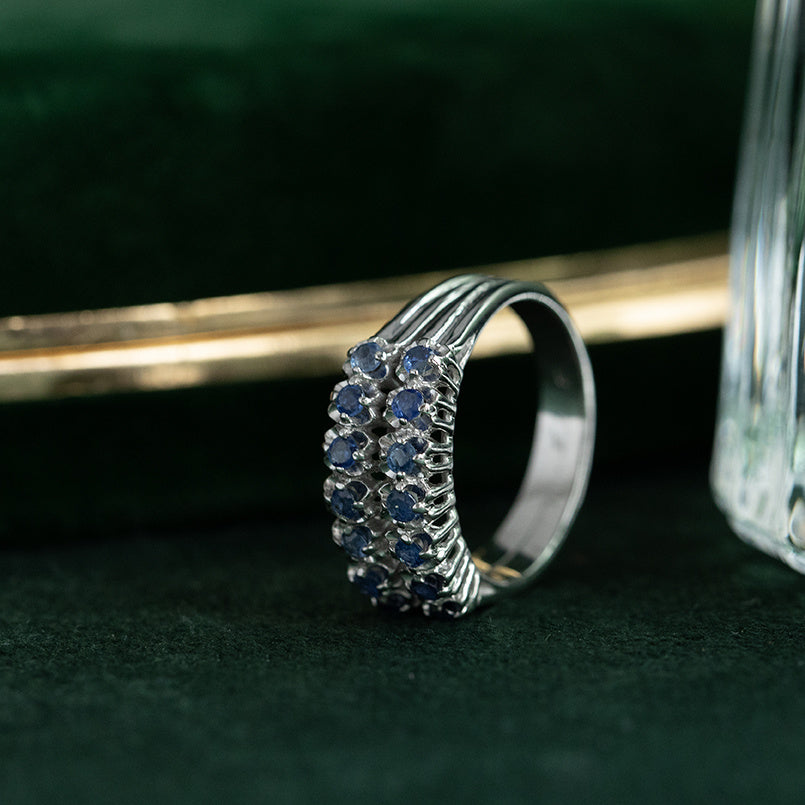 White gold ring with sapphire 18 krt
