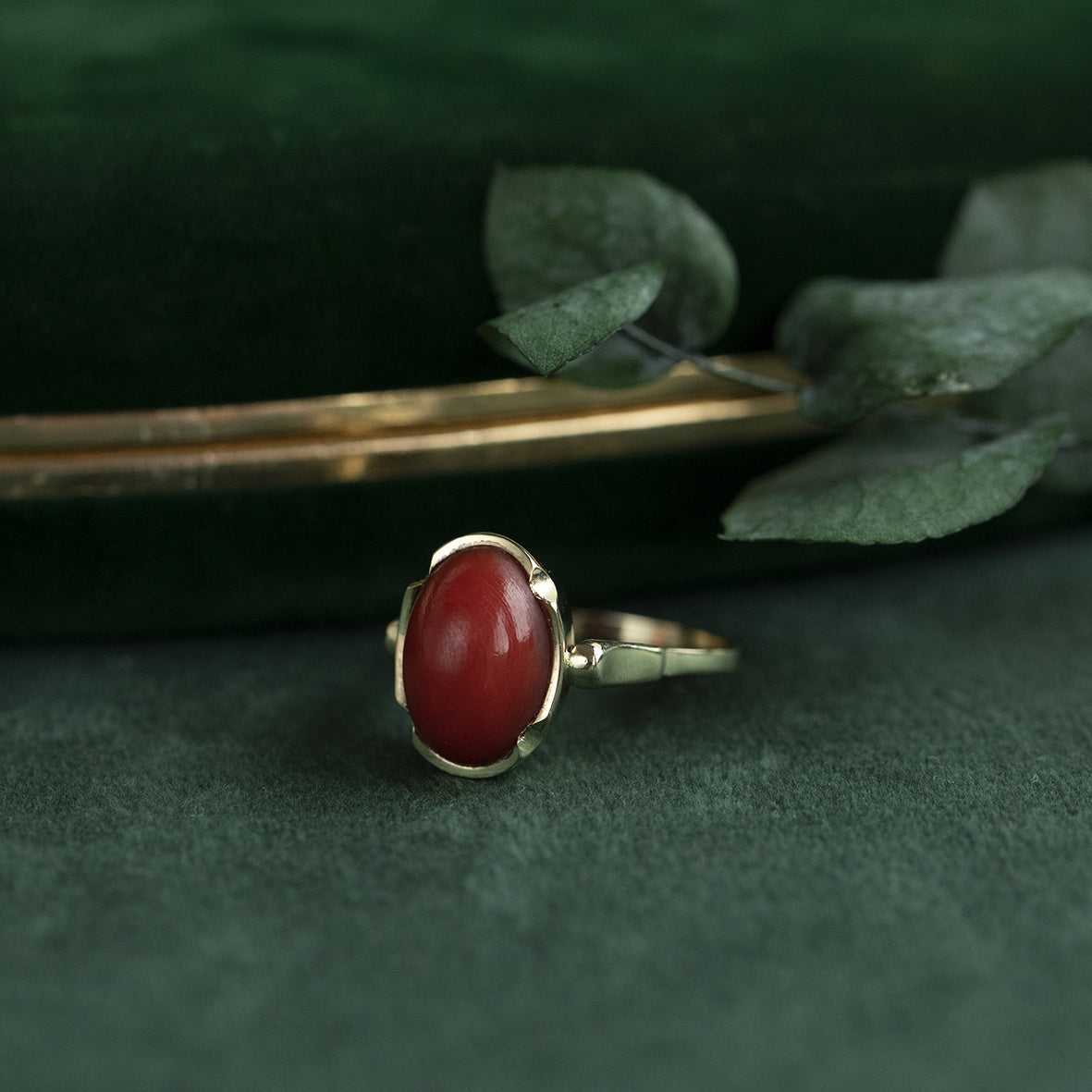 Gouden vintage ring met bloedkoraal 14 krt