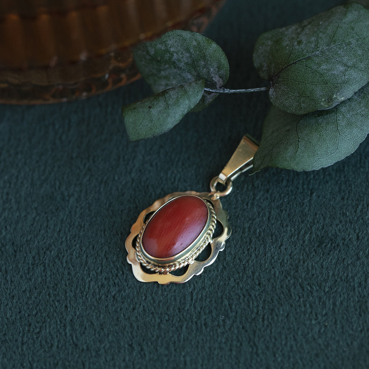 Gouden hanger met bloedkoraal 14 krt