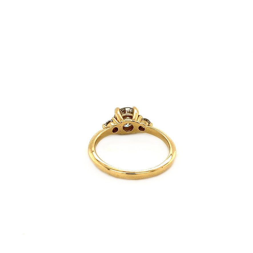 14 kt gold ring with a diamond