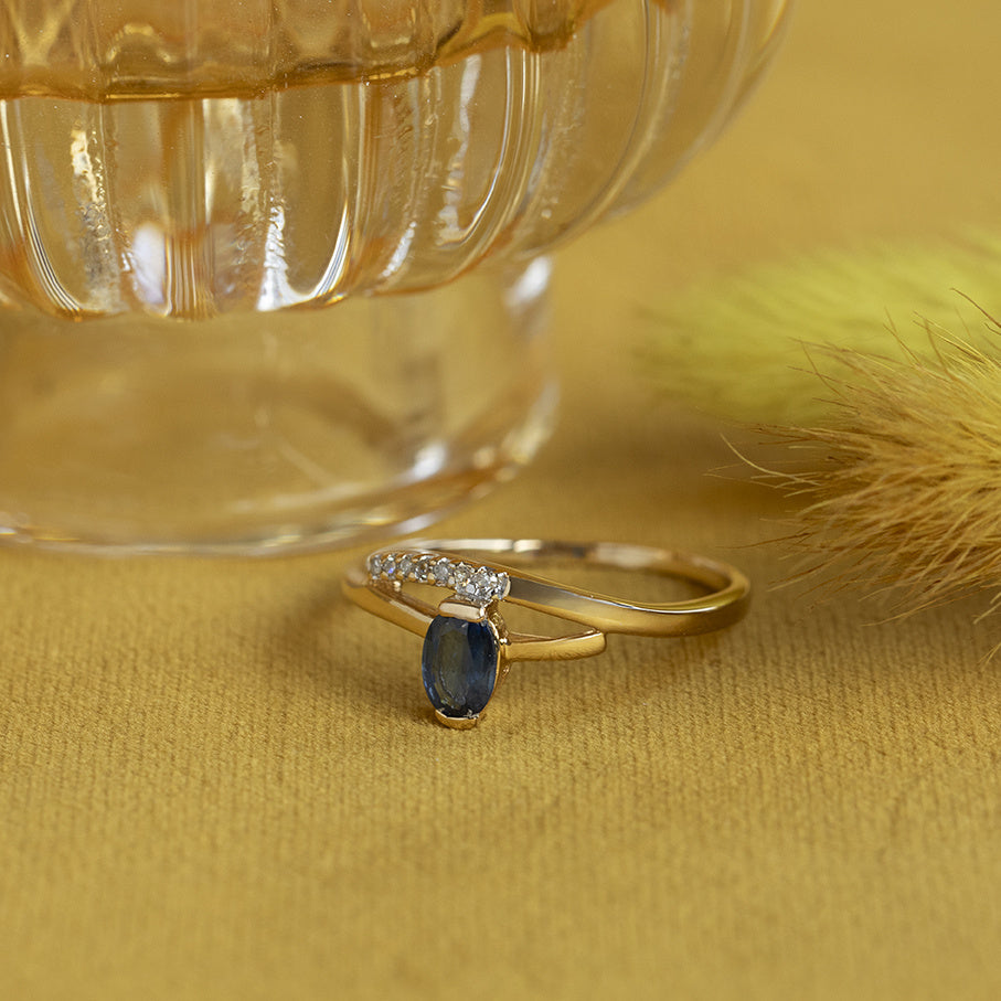 Gold vintage ring with sapphire and diamond 18 kt