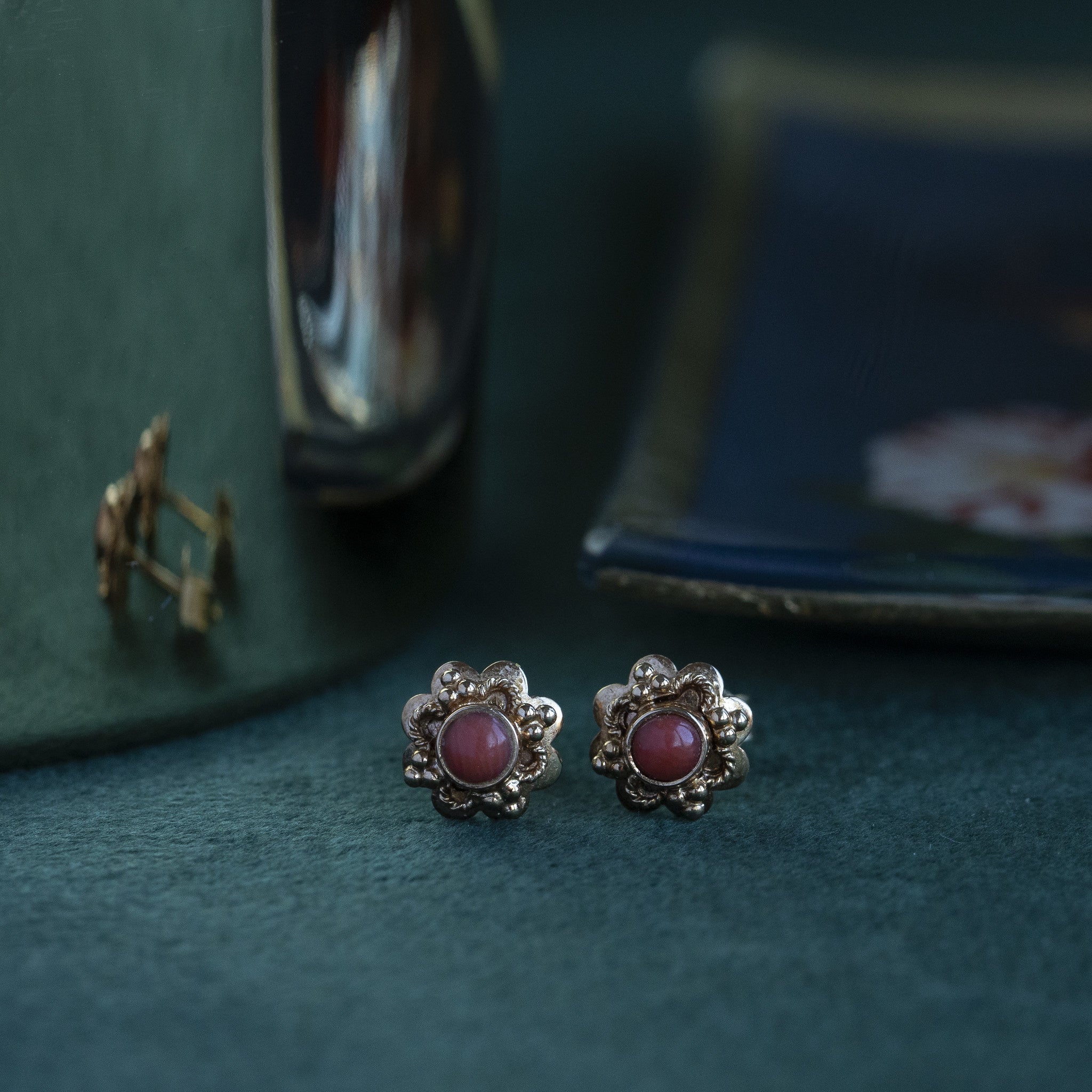 Gold stud earrings with blood coral 14 kt