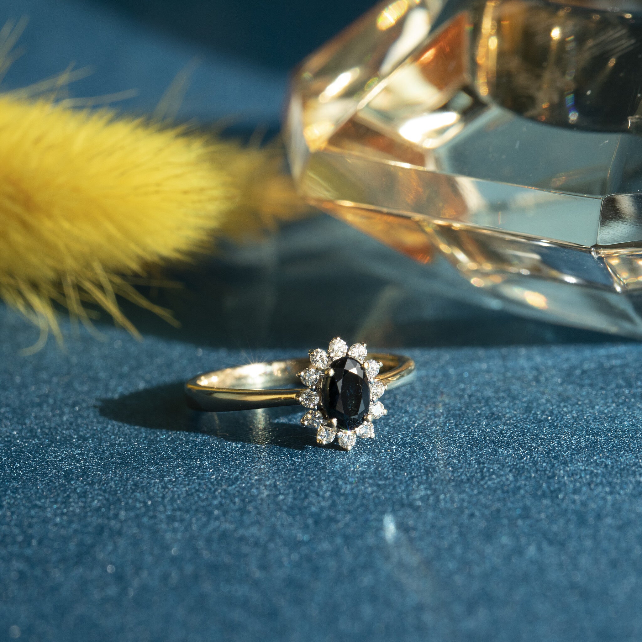 Gouden entourage ring met natuurlijke saffier en diamant 14 krt