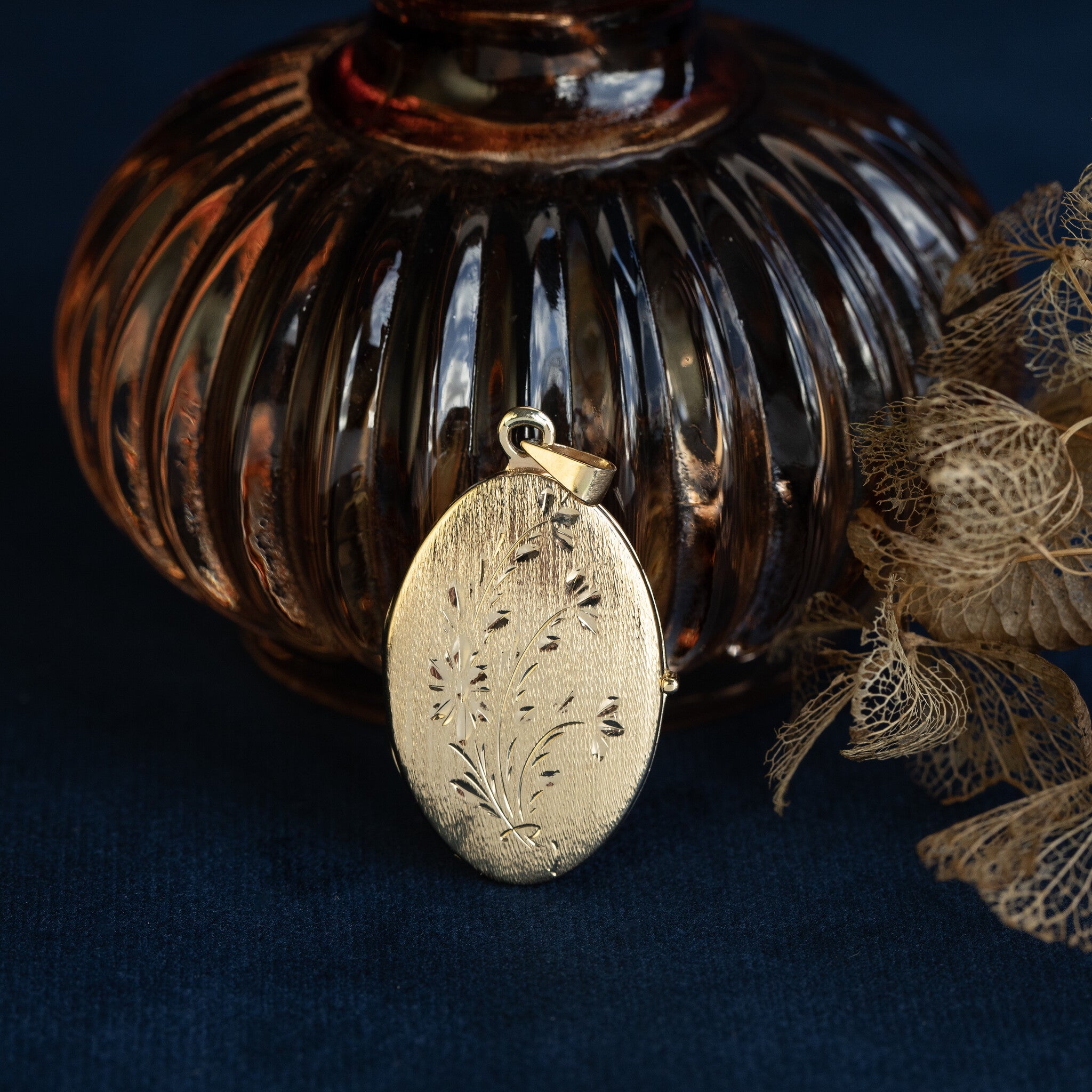 Vintage 18 kt gold locket with engraving