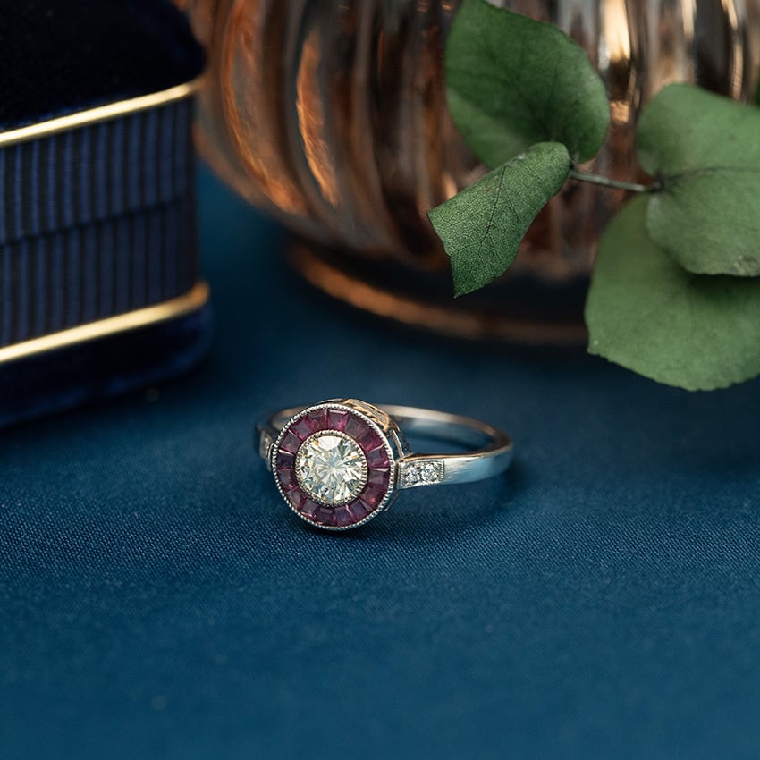 Witgouden entourage ring met robijn en diamant 14 krt