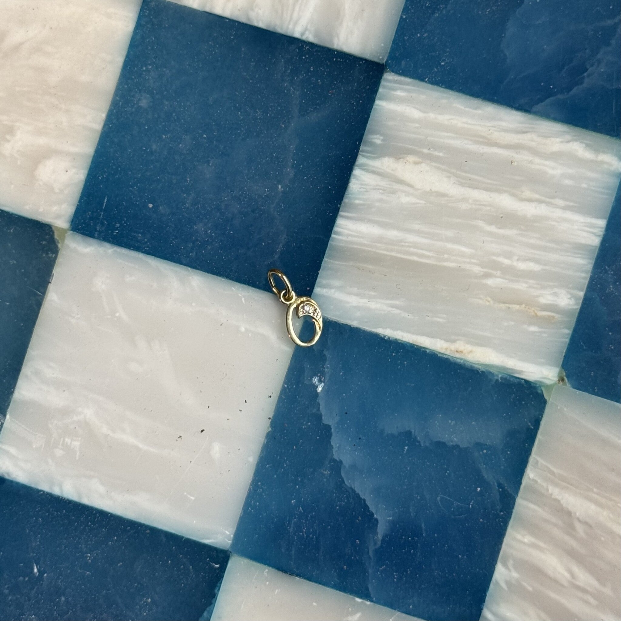 Gouden vintage letter 'O' hanger met diamant 14 krt