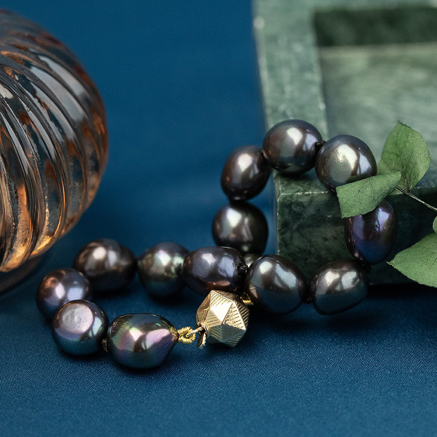 Vintage pearl bracelet with 14 kt gold clasp