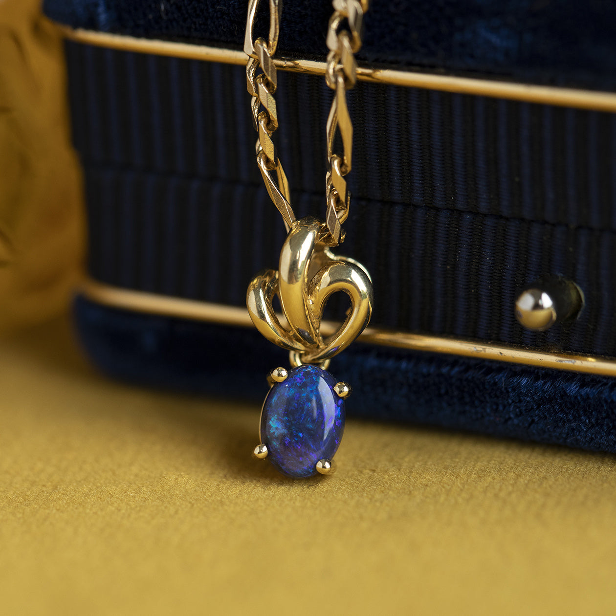 18 kt gold pendant with black opal