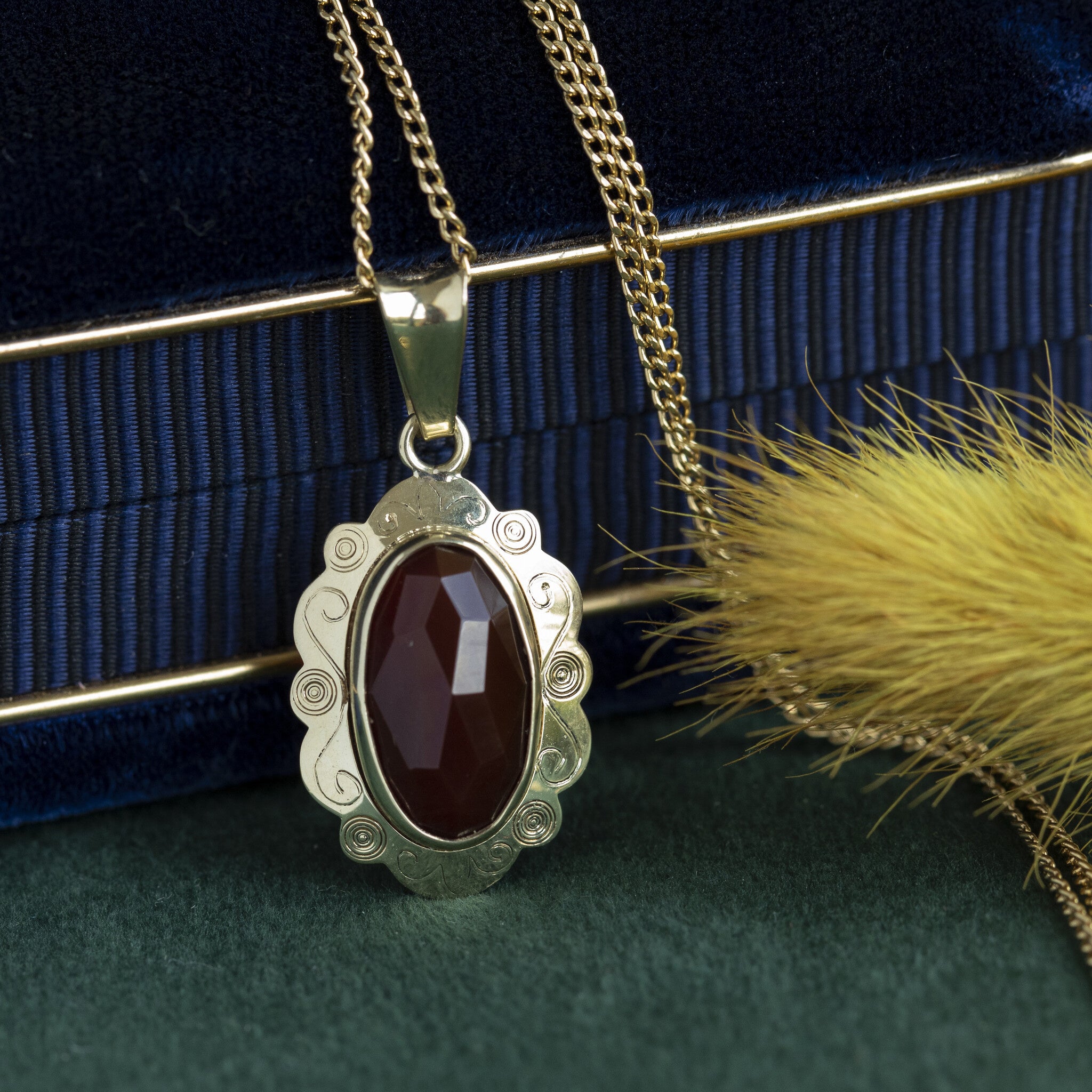 Gouden hanger met carneool 14 krt