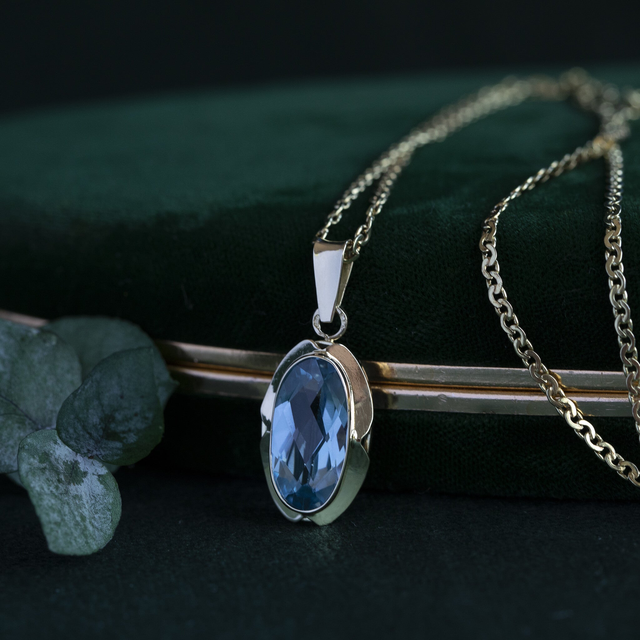 Gouden hanger met blauwe spinel 14 krt