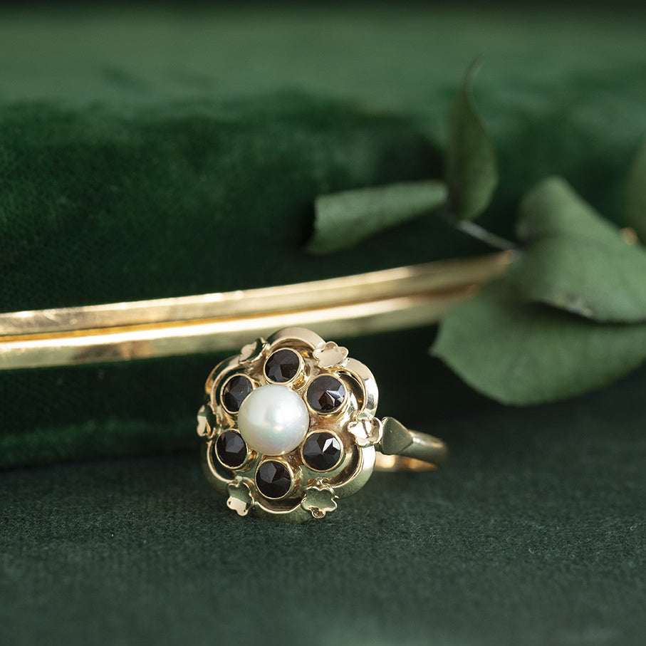Vintage 14 kt gold entourage ring with pearl and garnet
