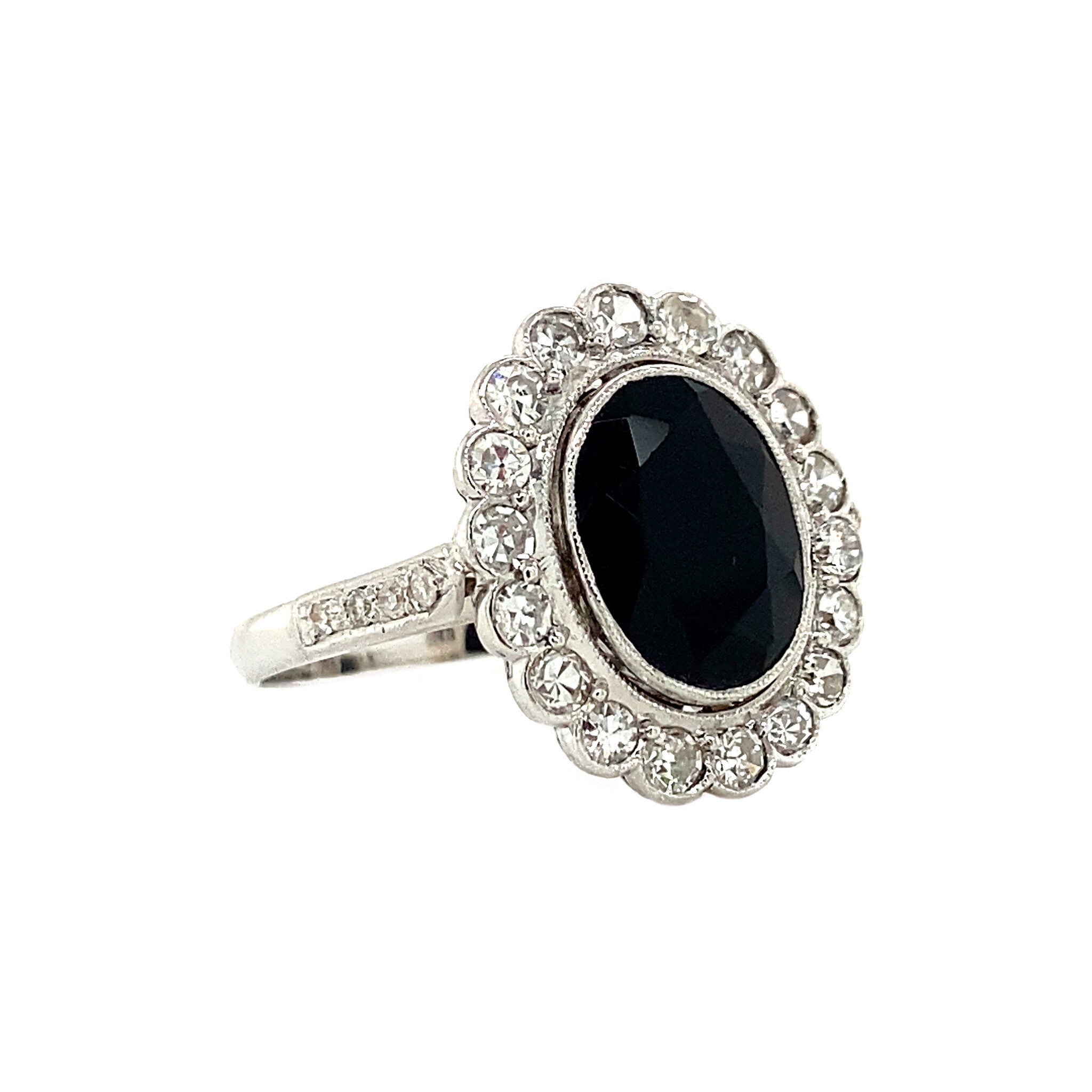 White-gold entourage ring with onyx and diamond 14 kt