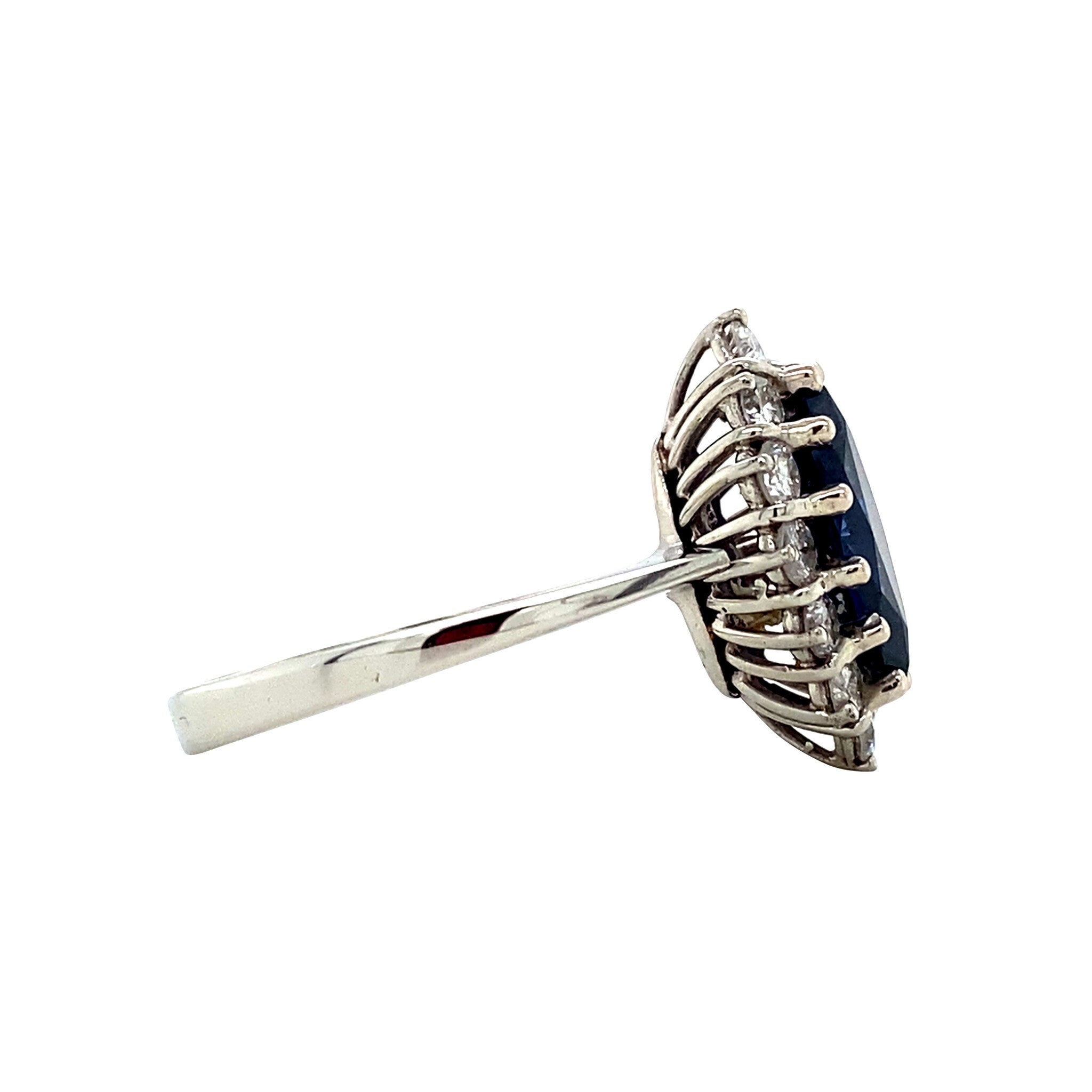 Vintage white gold entourage ring with sapphire and diamond, 18 kt