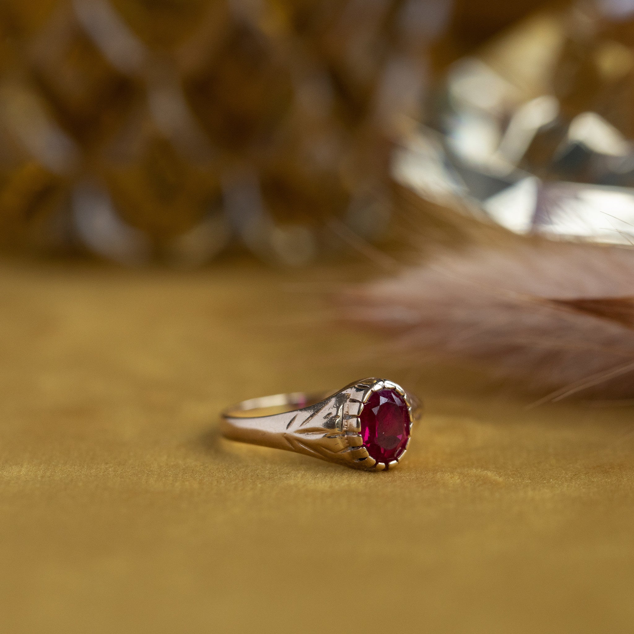 Gold ring with ruby 14 crt
