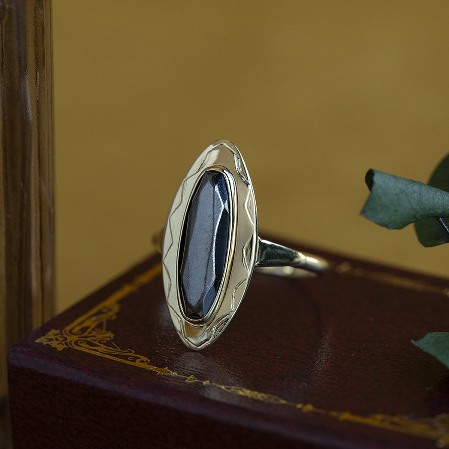Vintage gold ring with hematite, 14 kt