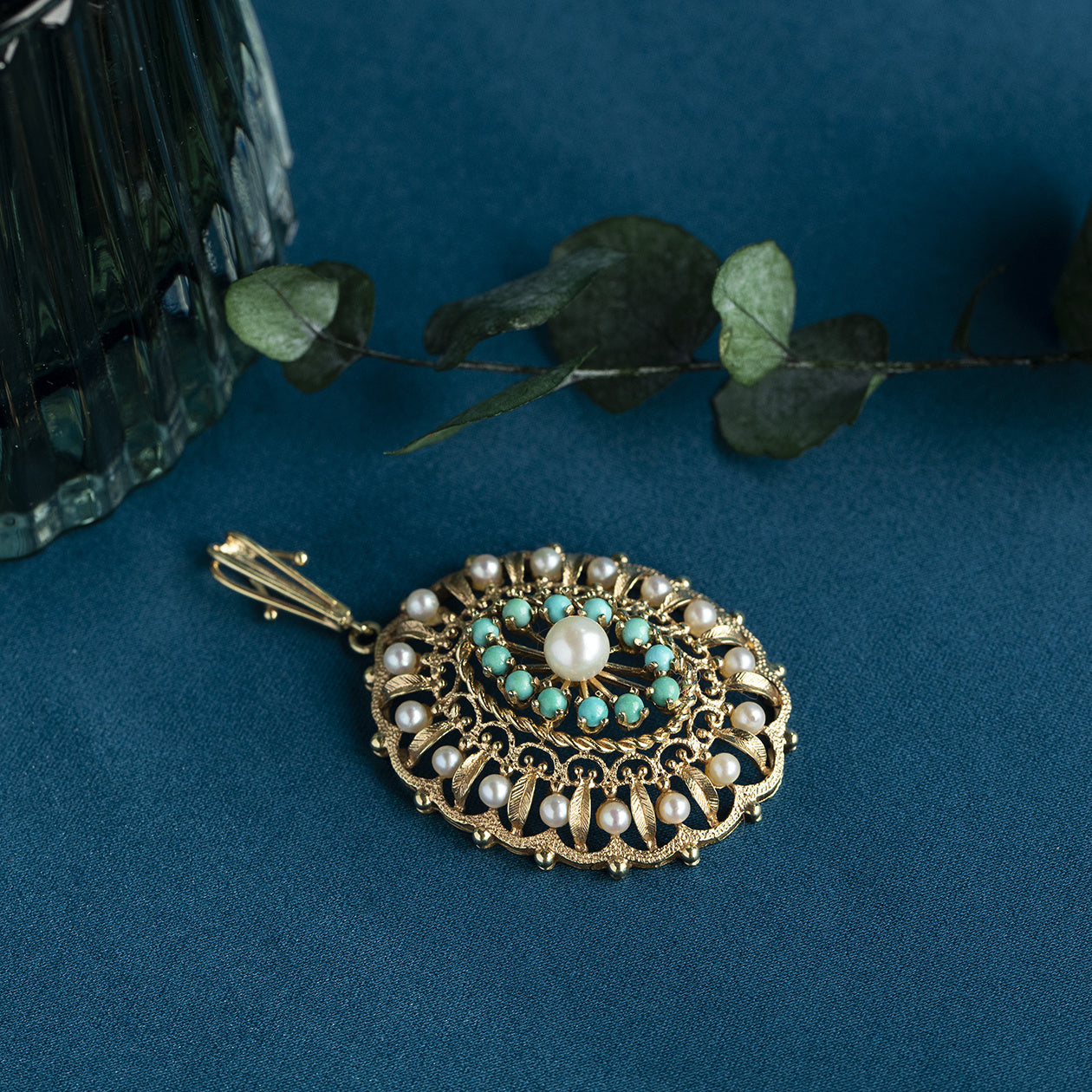 Gouden entourage hanger met parel en turkoois 14 krt