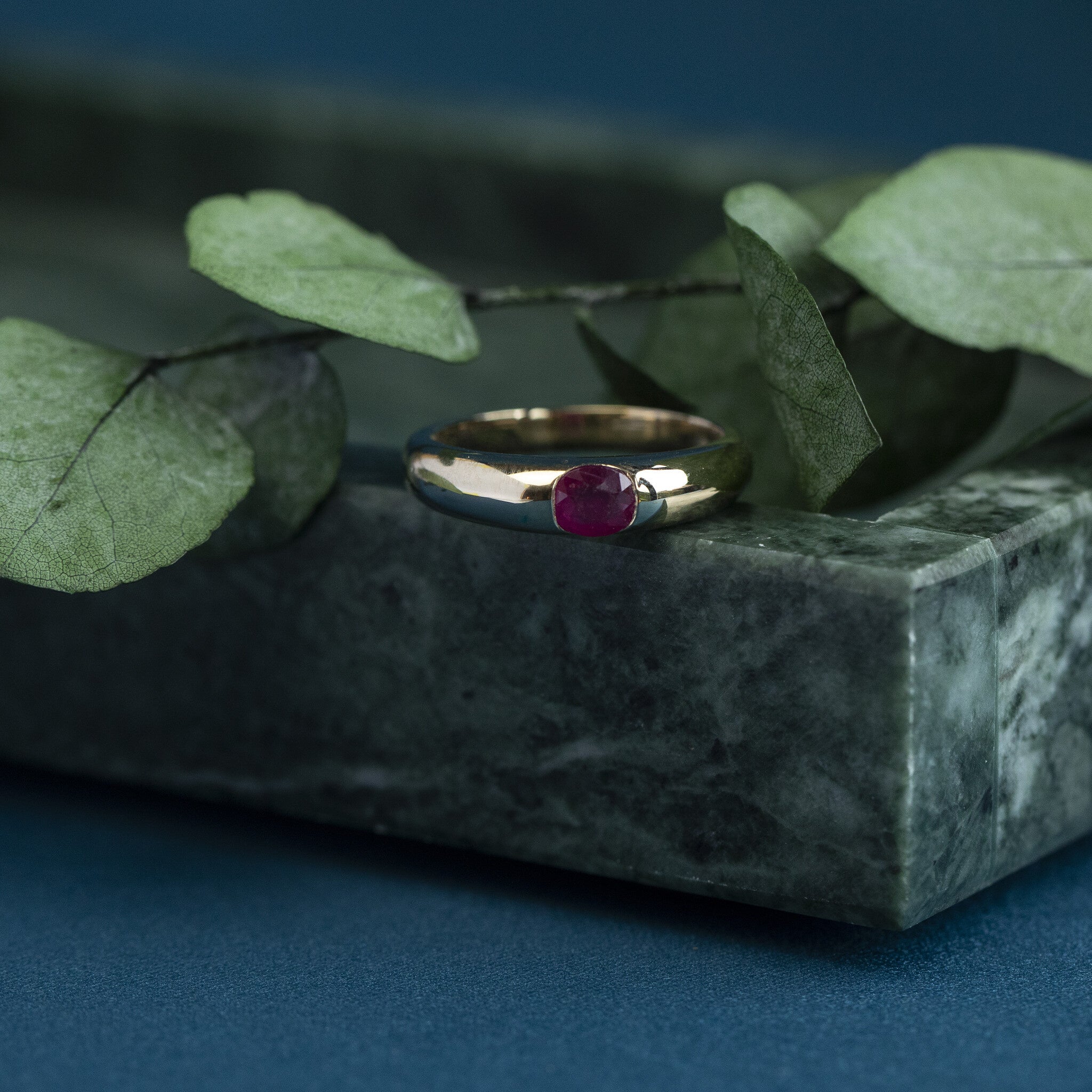 Gouden ring met robijn 14 krt