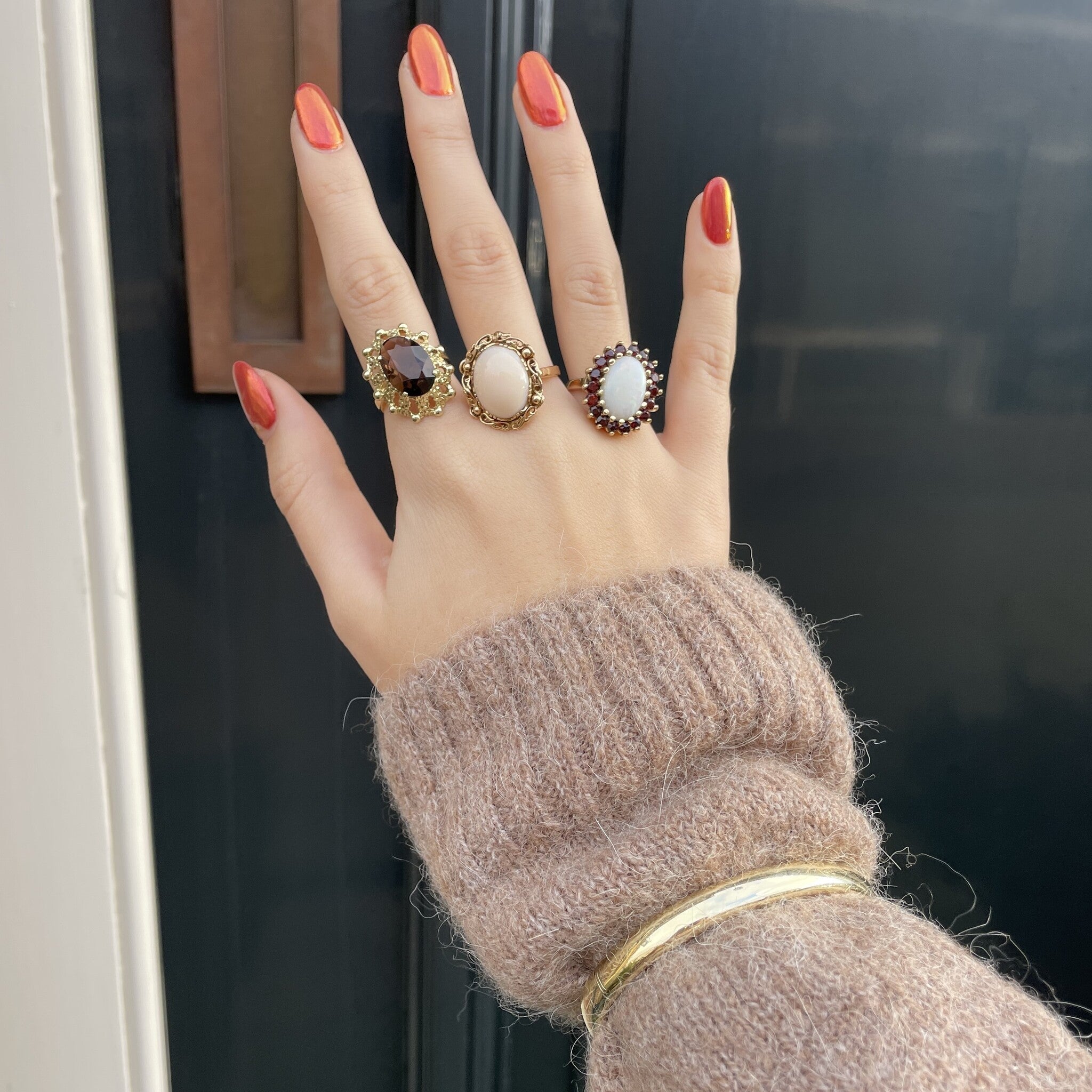 Gouden entourage ring met opaal en granaat 14 krt