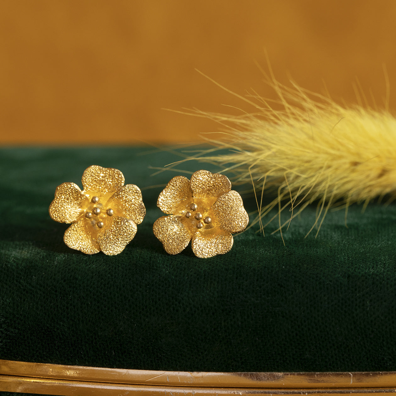 Gouden bloem oorstekers 22 krt