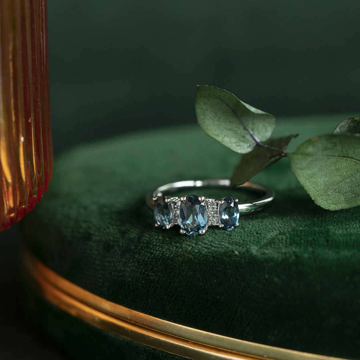 14 kt white gold ring with topaz and diamond