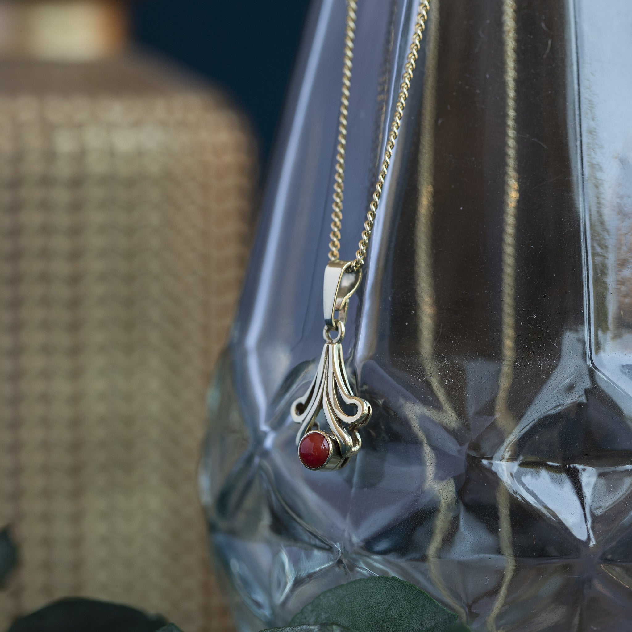 Gouden hanger met bloedkoraal 14 krt