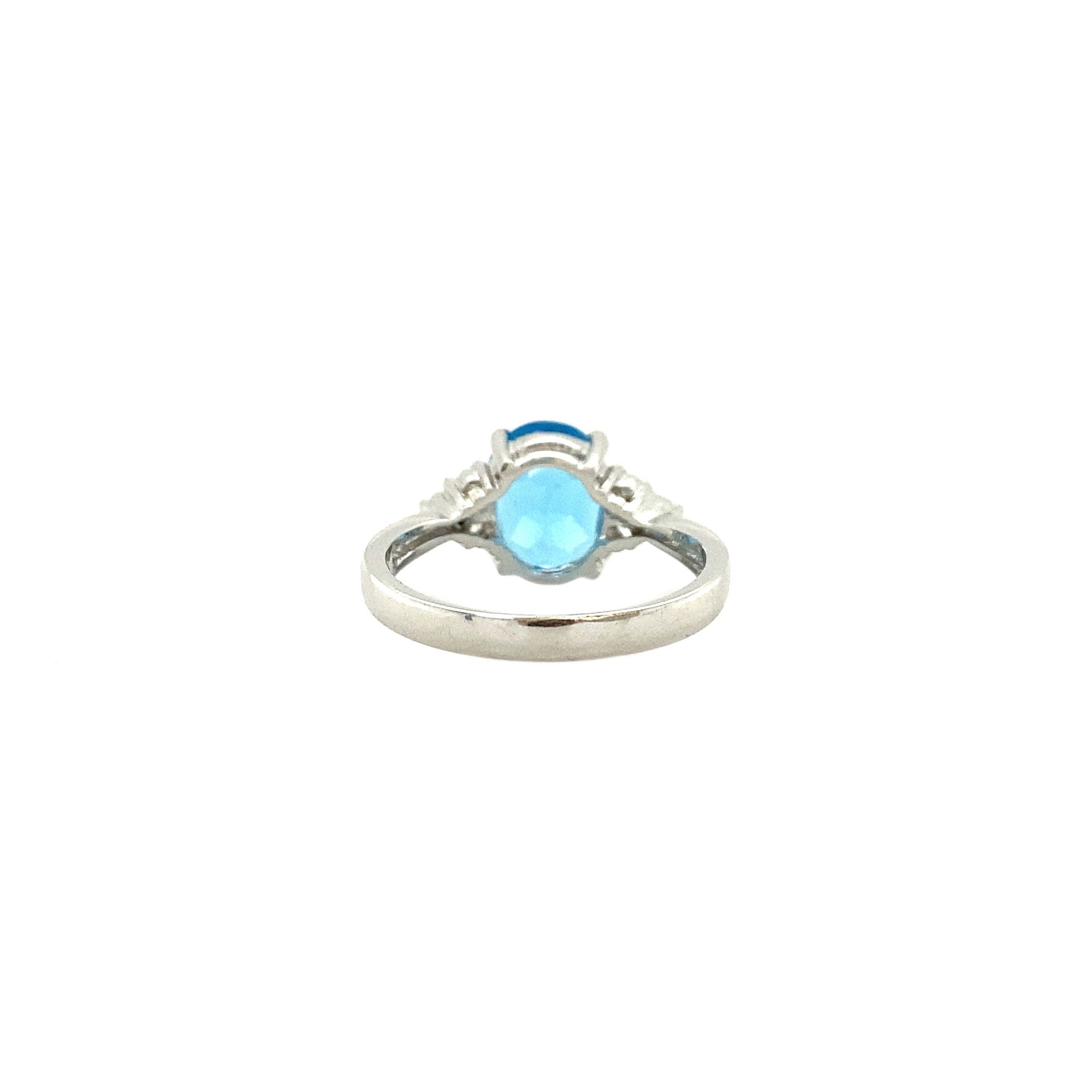 14 kt white gold ring with topaz and diamond