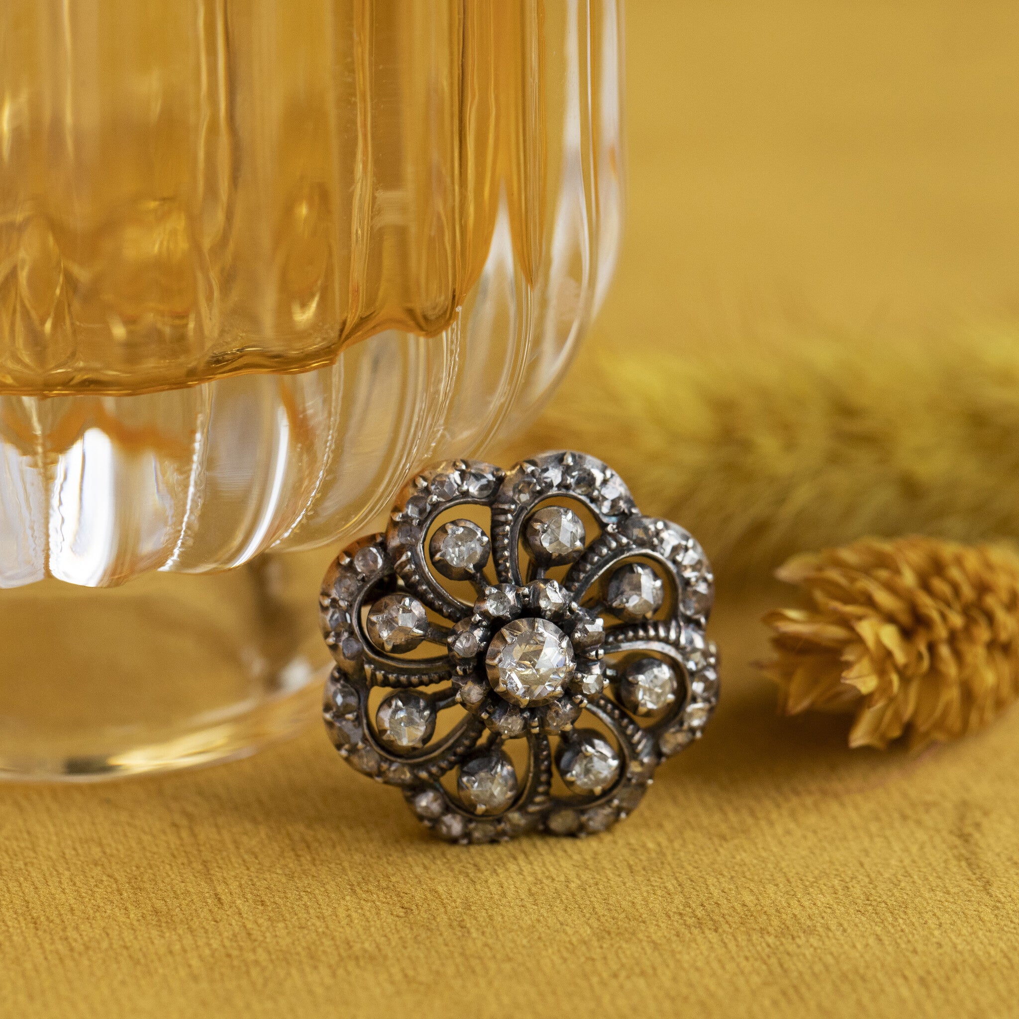 Gold cluster brooch with rose-cut diamond, 14 kt/925