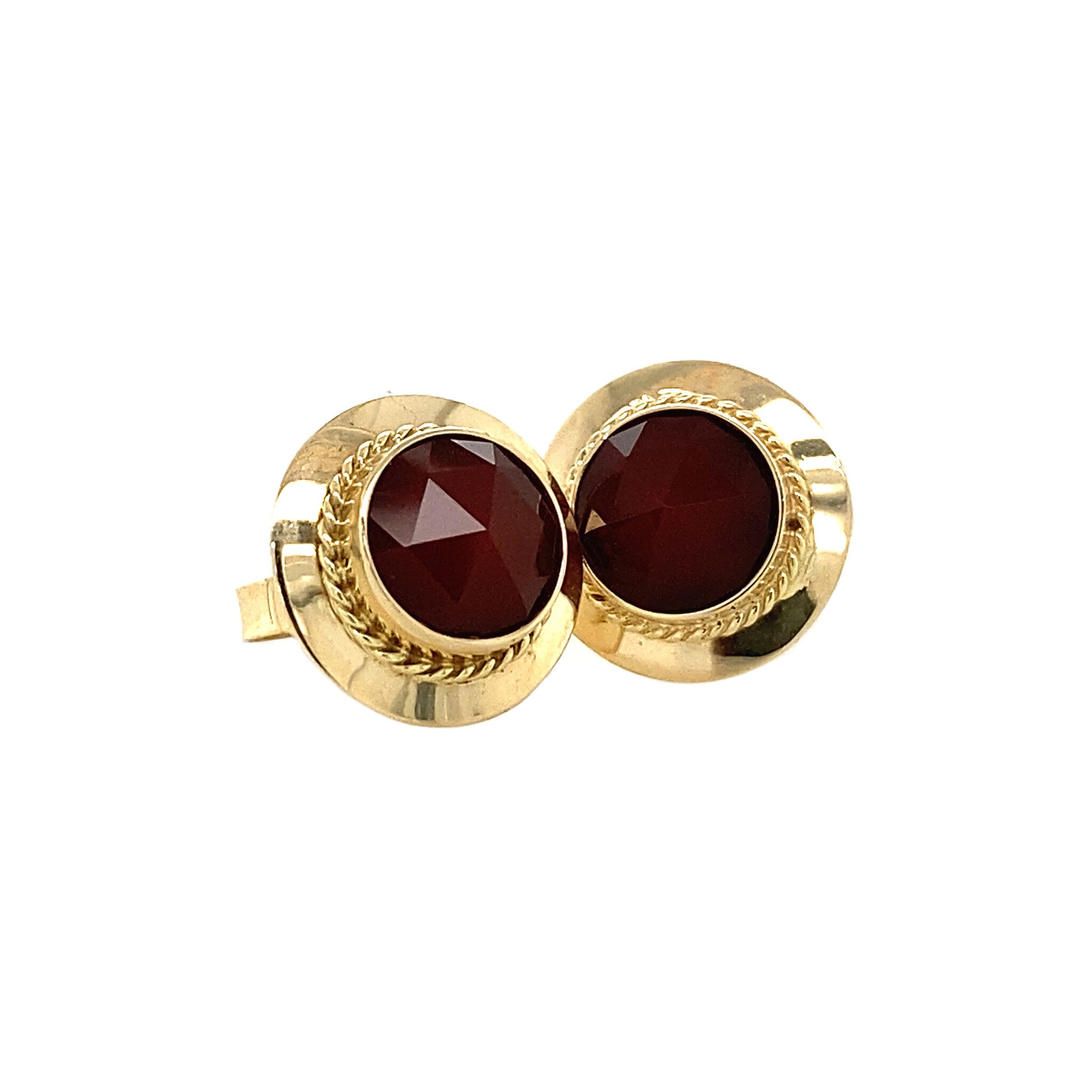 Gold stud earrings with carnelian, 14 kt