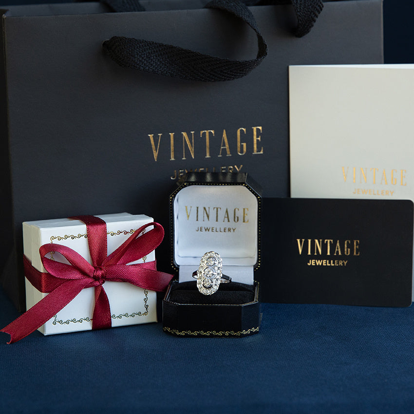 Golden vintage bow ring with diamond 14 kt/950