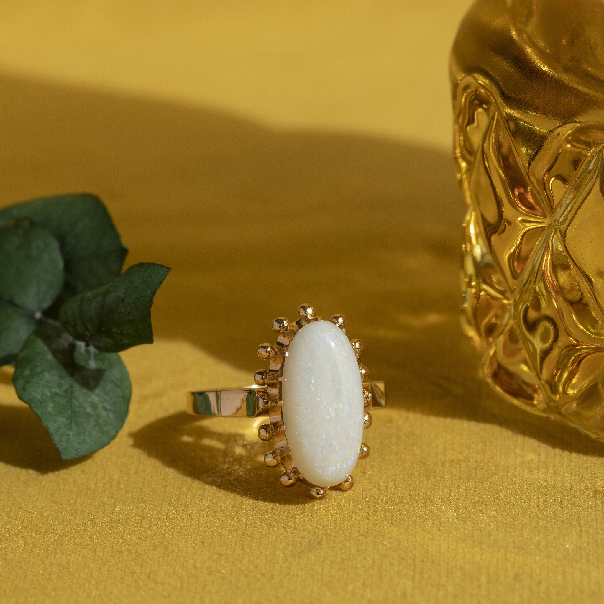 Gold ring with opal 18 krt