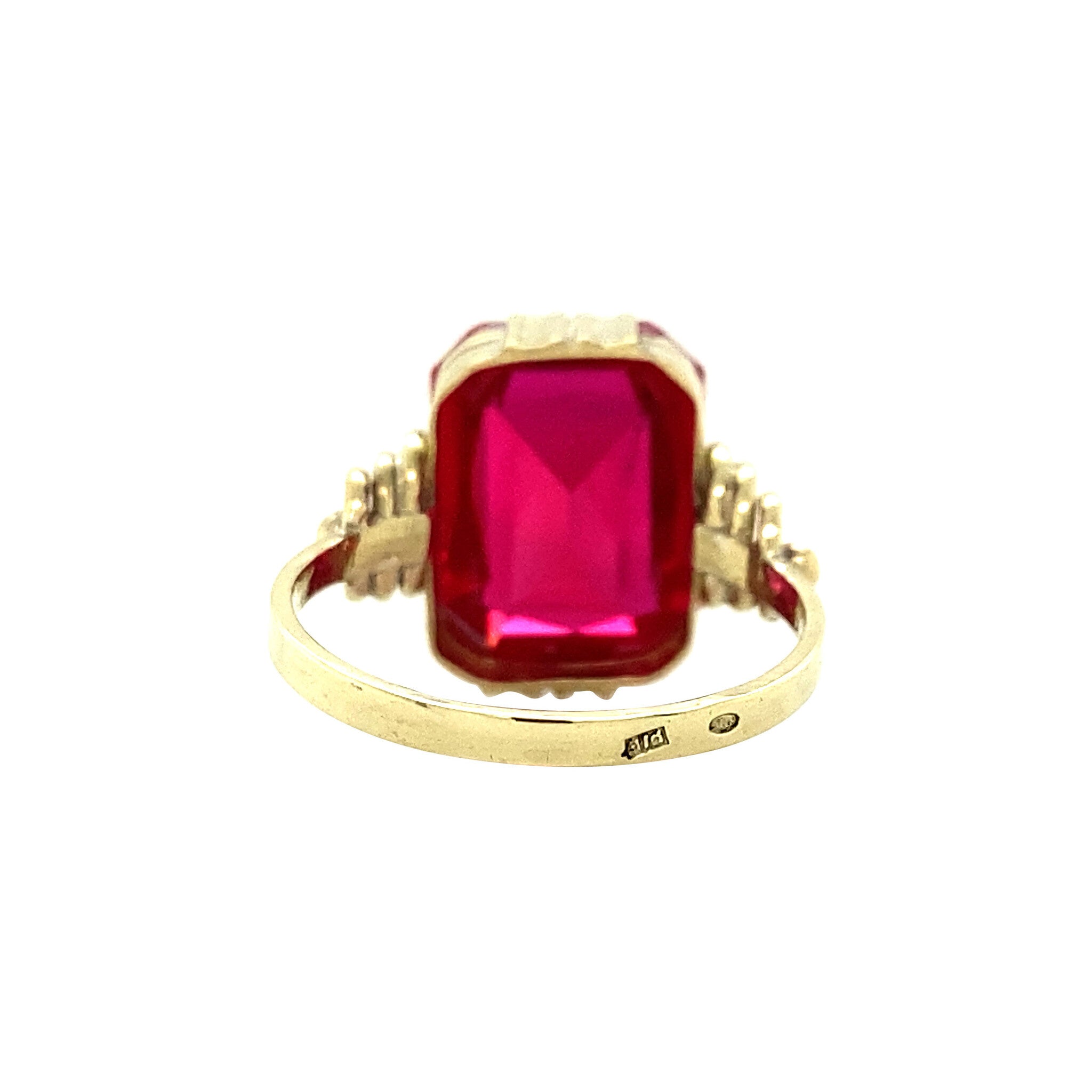 Gold ring with ruby 14 krt