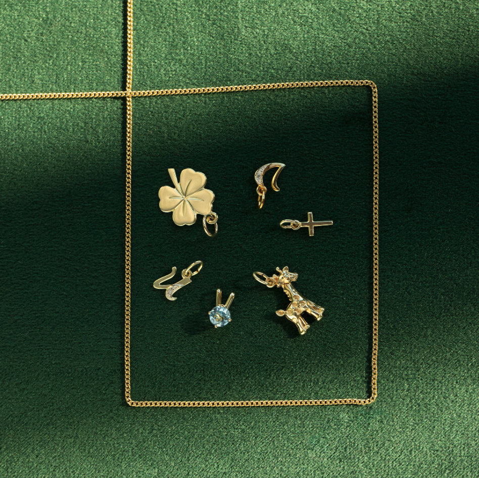 Gouden letter U hanger met diamant 14 krt