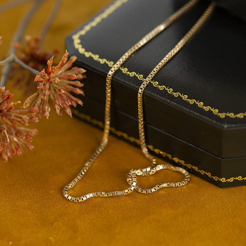 Vintage 14 kt gold Venetian long necklace