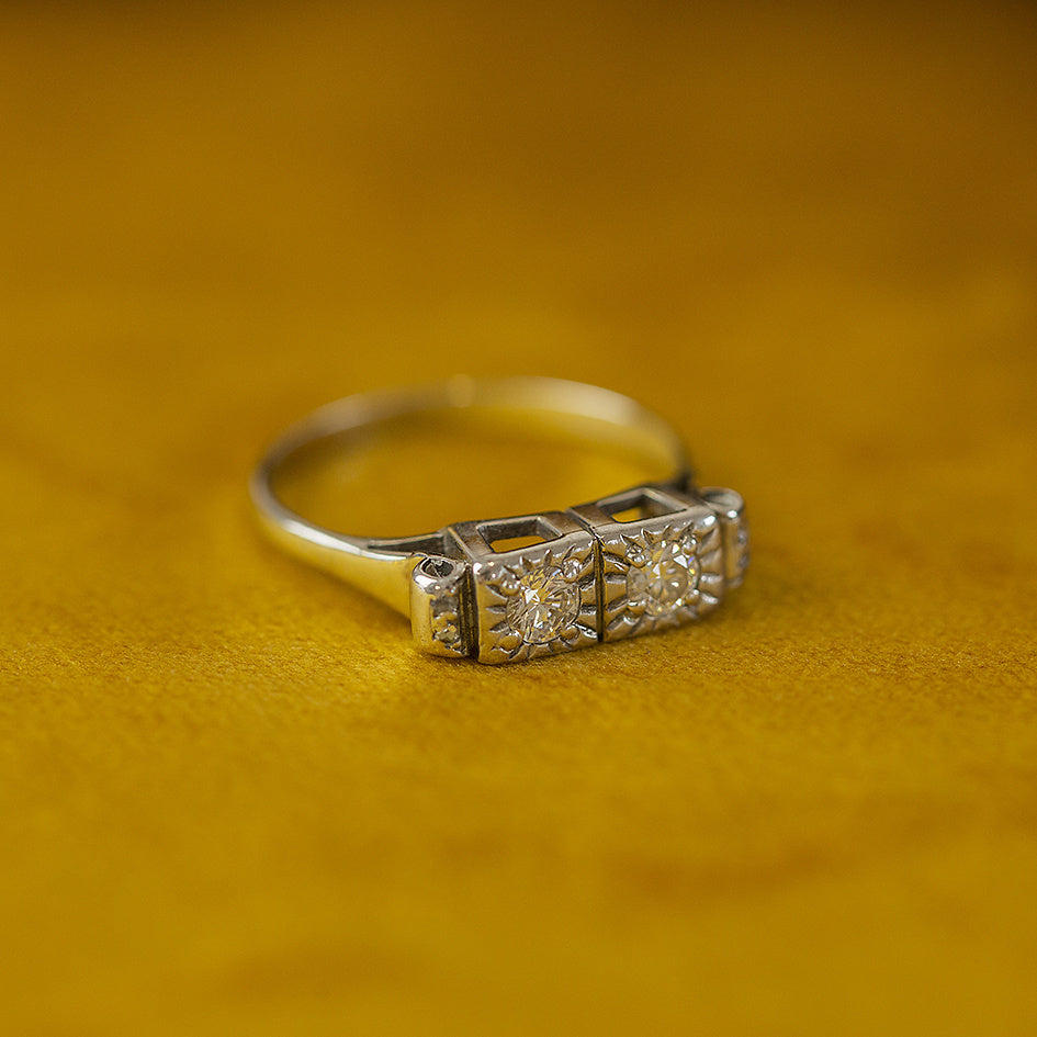 14 kt white gold ring with diamond