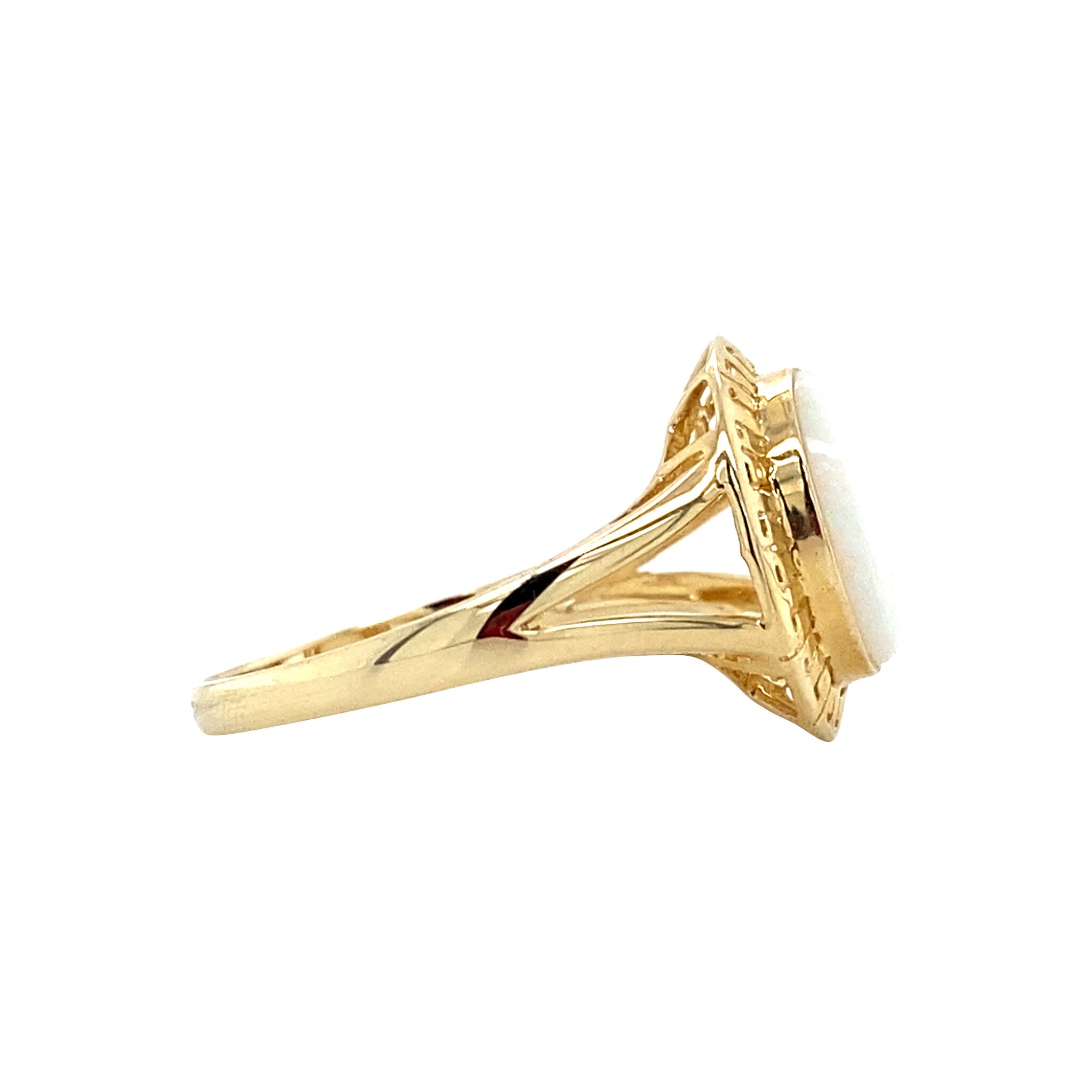 Gold ring with opal 14 krt