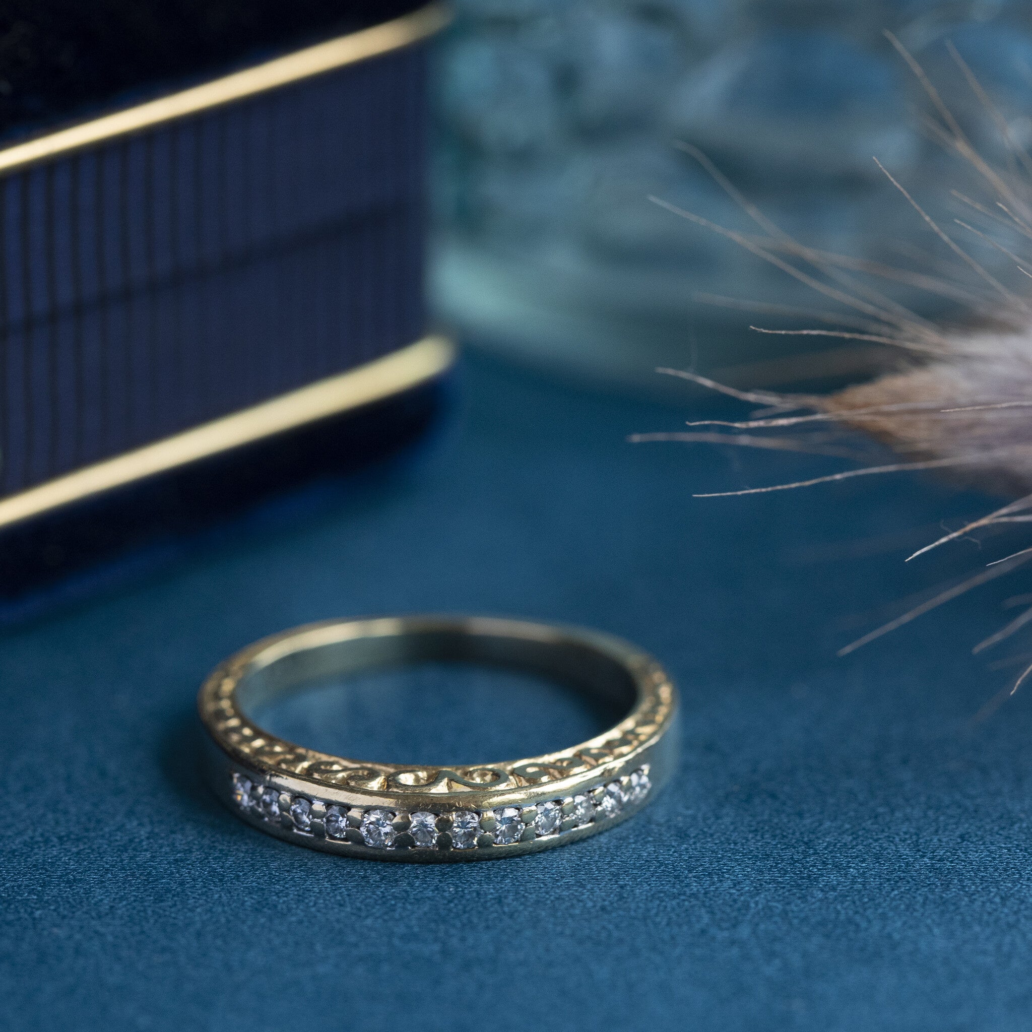 18 kt gold ring with diamond