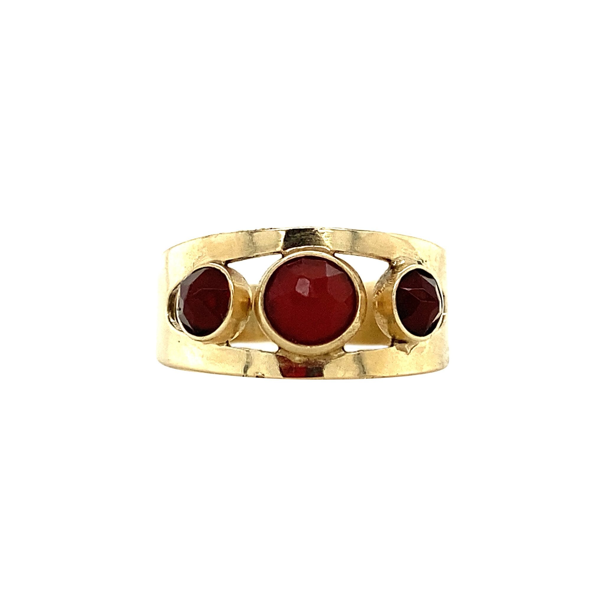 Gold ring with carnelian, 14 kt