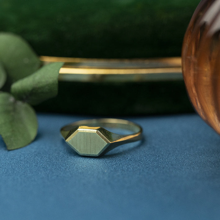 14 kt gold signet ring