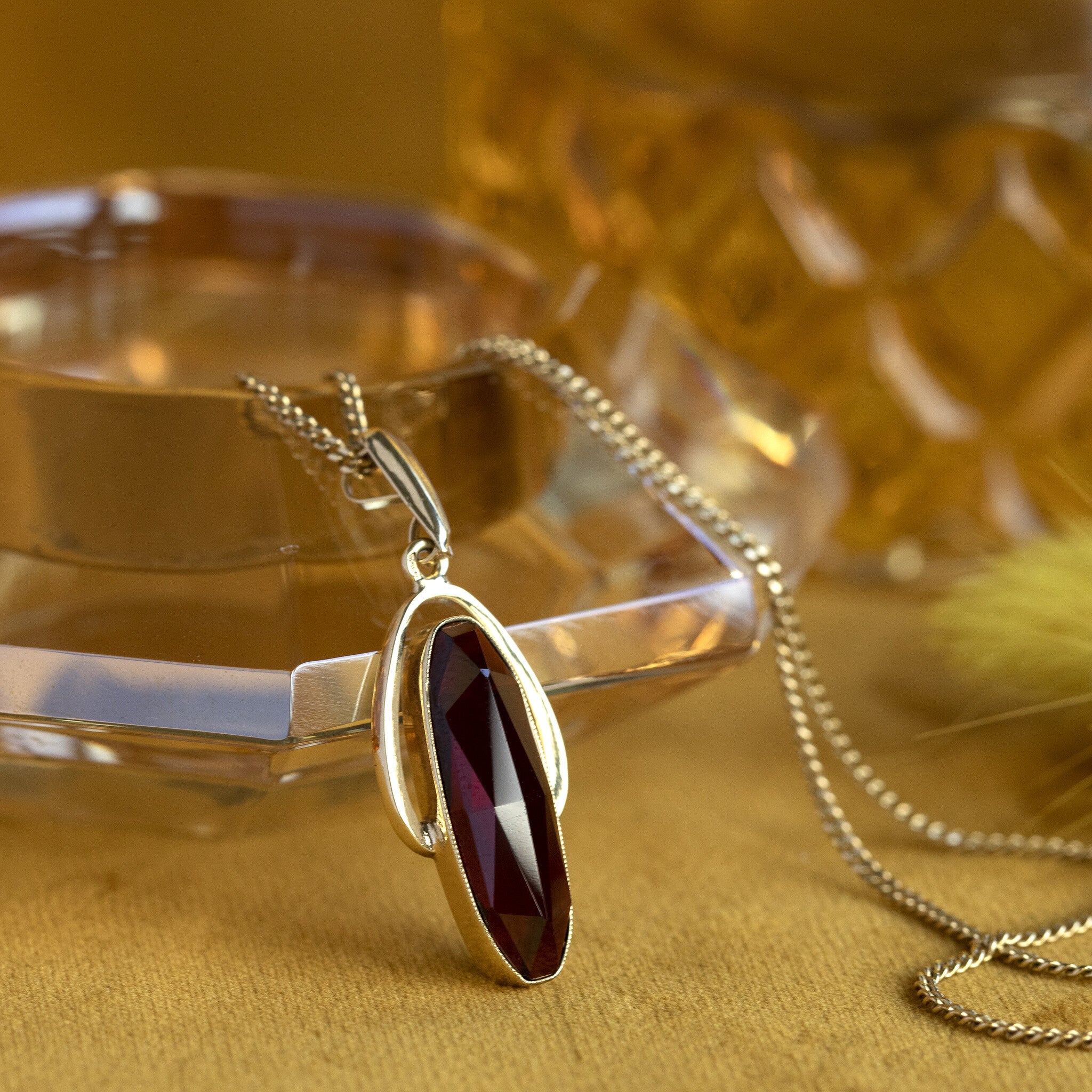 Gouden hanger met granaat 14 krt