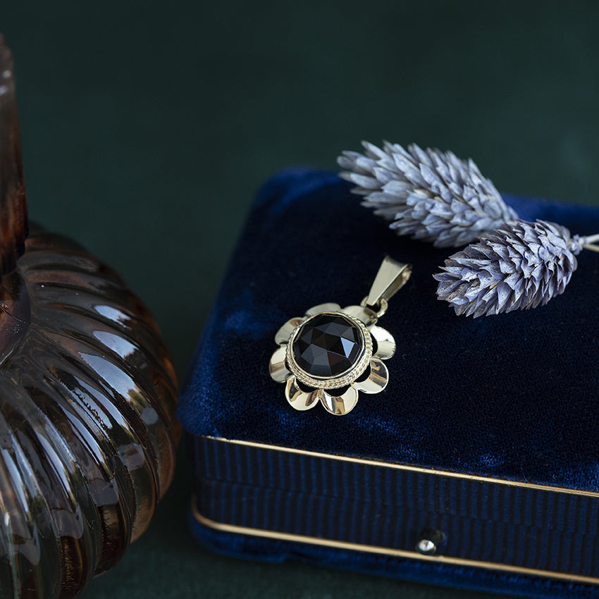 Gouden vintage hanger met granaat 14 krt