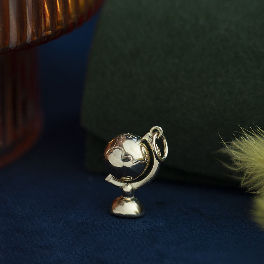 Vintage 14 kt gold globe pendant