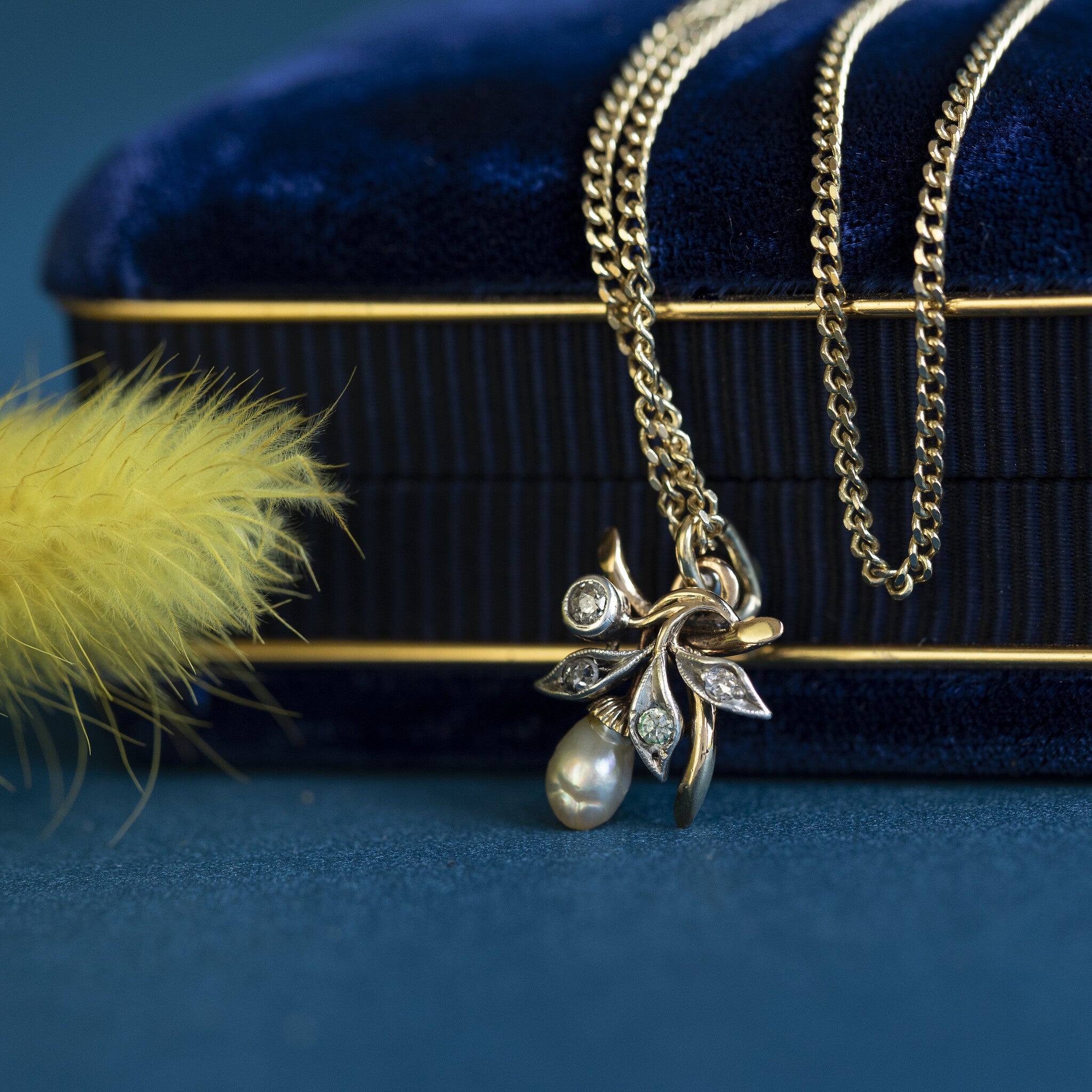Gold pendant with pearl and diamond, 14 kt