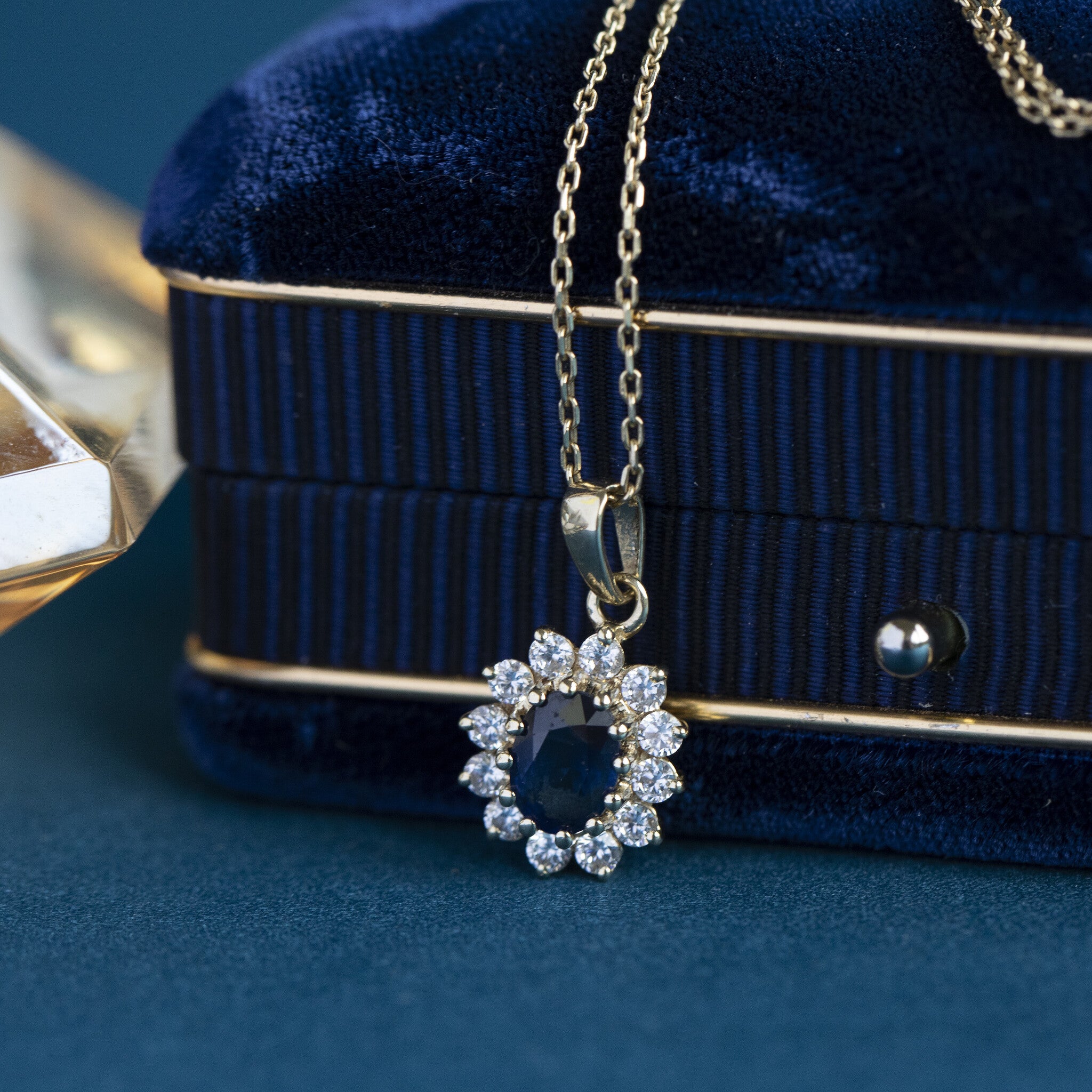 14 kt gold halo pendant with zirconia and sapphire