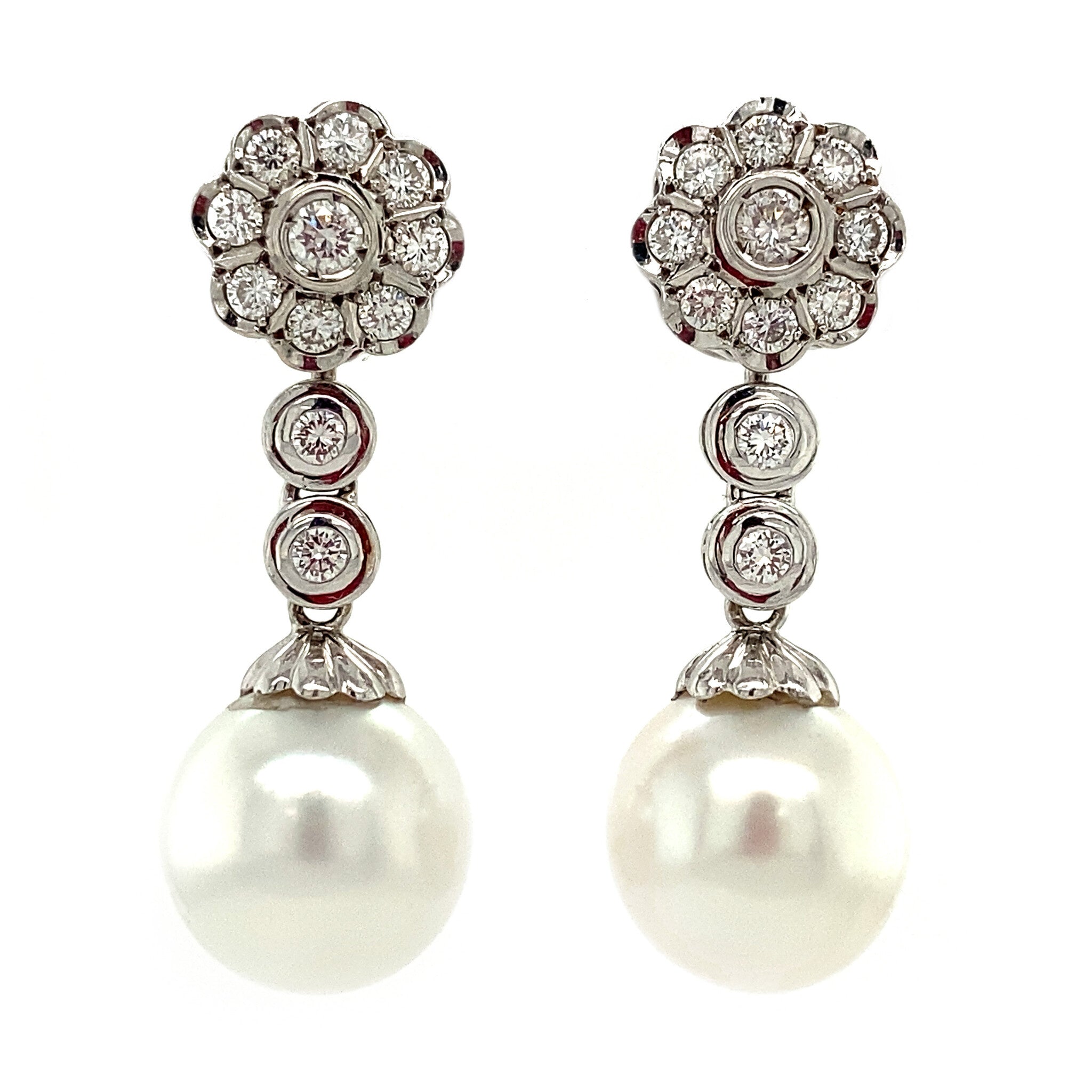 Gold dangle earrings with pearl and diamond, 18 kt
