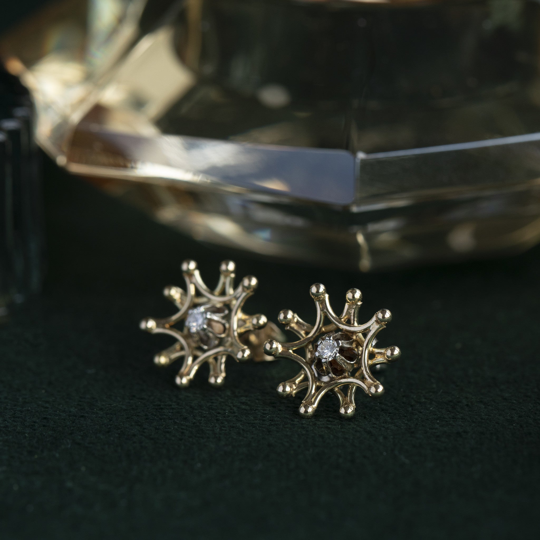 Bicolour gold stud earrings with diamond, 14 kt